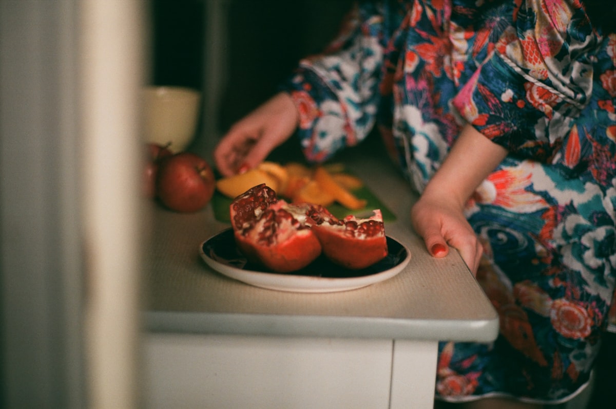 Femme enceinte avec des aliments nutritifs