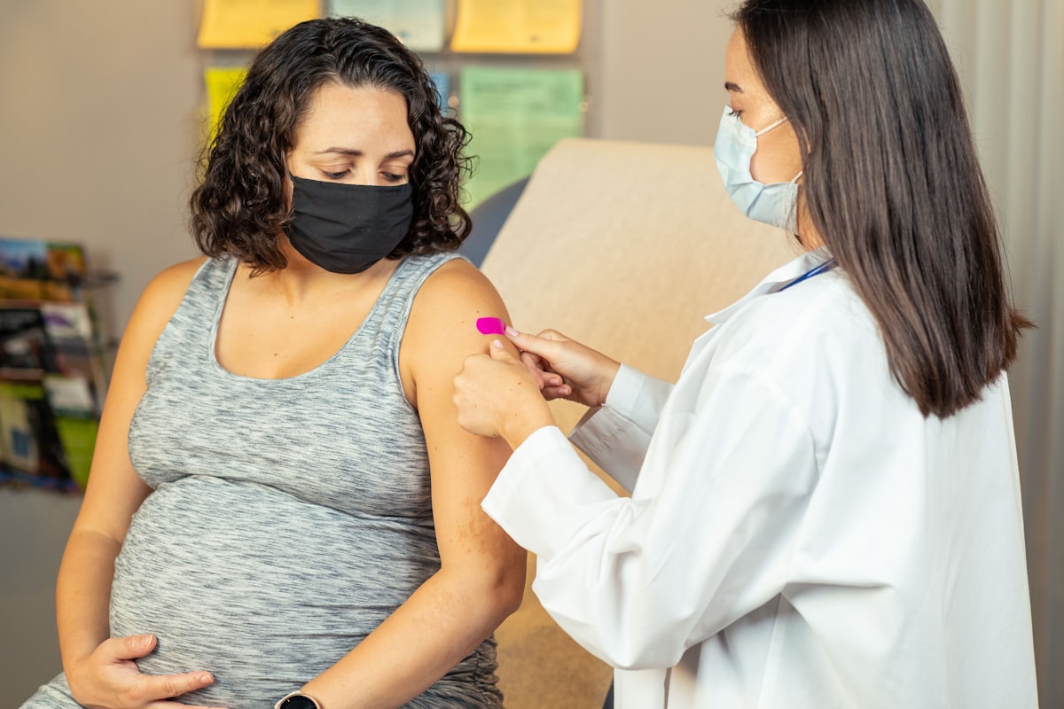Femme enceinte savourant des aliments nutritifs